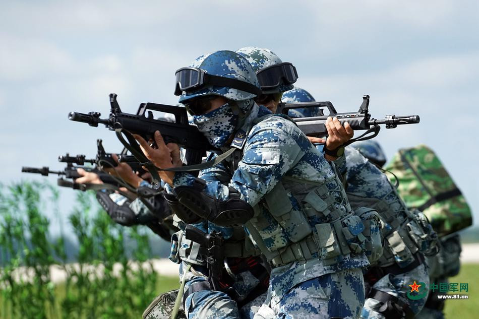 Khẩu súng trường tấn công bullpup QBZ-95 ra đời từ năm 1991 và sử dụng cỡ đạn chuẩn Trung Quốc loại 5,8x42mm. Súng có tốc độ bắn tối đa khoảng từ 650 tới 800 viên/phút tuỳ phiên bản và có tầm bắn hiệu quả khoảng 400 mét. Nguồn ảnh: 81.CN.