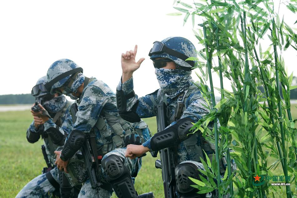 Vào vị trí triển khai trận địa sẵn sàng tấn công. Nguồn ảnh: 81.CN.