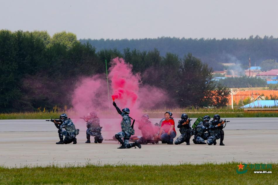 Cuối cùng là gọi trực thăng tới đưa các con tin đã được giải cứu tới nơi an toàn. Nguồn ảnh: 81.CN.