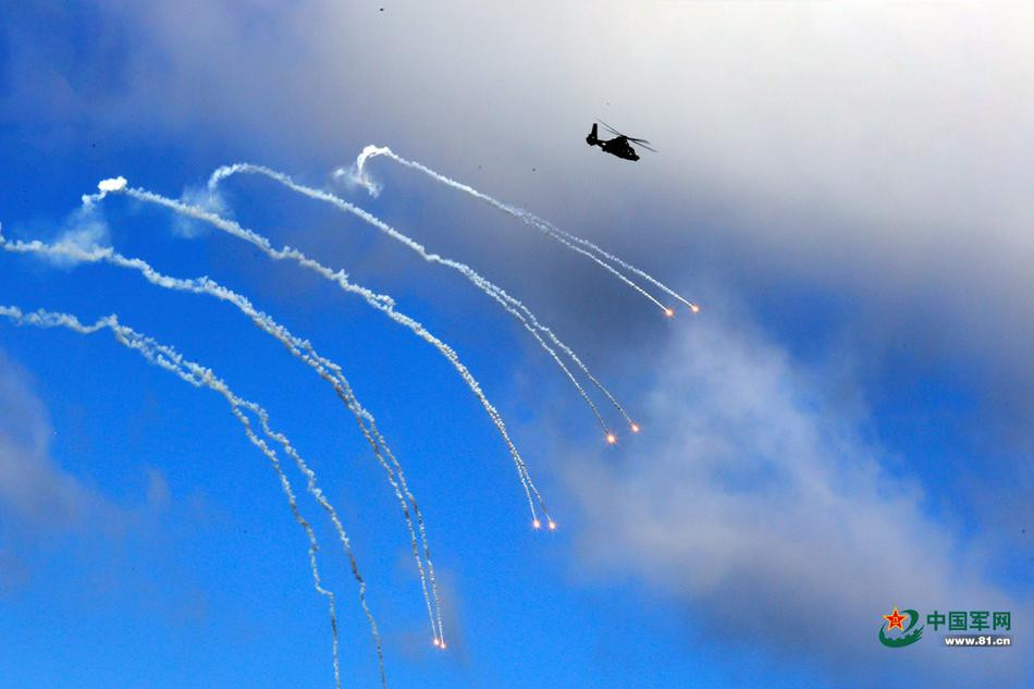 Có thể nói, vào đầu tháng 9 hàng năm, người dân ở lân cận Trường Đại học Hàng không Trường Xuân của Trung Quốc lại có cơ hội được chứng kiến những màn biểu diễn cực kỳ mãn nhãn của Không quân nước này. Đây đã là lần thứ 7 những màn trình diễn không quân trong ngày khai giảng được tổ chúc ở Trường Xuân. Nguồn ảnh: 81.CN.