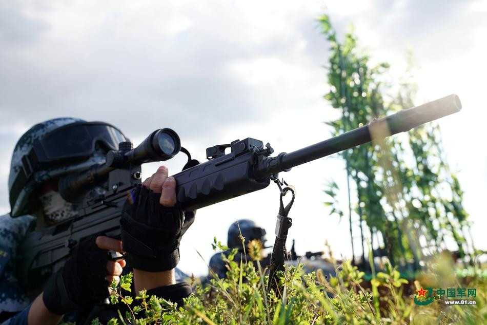 Lực lượng bắn tỉa với trang bị QBU-88 - đây cũng là một khẩu súng bắn tỉa được thiết kế theo kiểu bullpup sử dụng cỡ đạn 5,8x42; súng có tầm bắn tối đa 1050 mét. Nguồn ảnh: 81.CN.