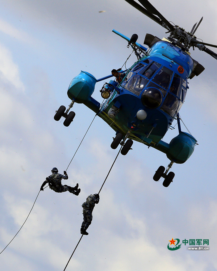 Trực thăng vận tải loại Z-8KH - loại trực thăng vận tải được thiết kế dành riêng cho lực lượng Không quân và lực lượng dù của Trung Quốc tham gia cuộc trình diễn. Nguồn ảnh: 81.CN.