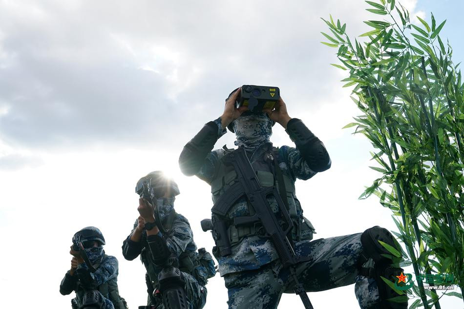 Giống với các lực lượng khác của Trung Quốc, trang bị chính của binh lính dù cũng là khẩu QBZ-95-1 - một trong những khẩu súng trường tấn công dạng bullpup (băng đạn phía sau cò súng) tốt nhất Trung Quốc từng thiết kế ra. Nguồn ảnh: 81.CN.