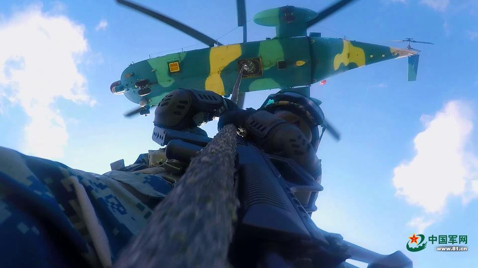 Lính Trung Quốc thoát ly máy bay bằng dây thừng và rải quân xuống khu vực định sẵn trước khi tiến vào mục tiêu. Nguồn ảnh: 81.CN.