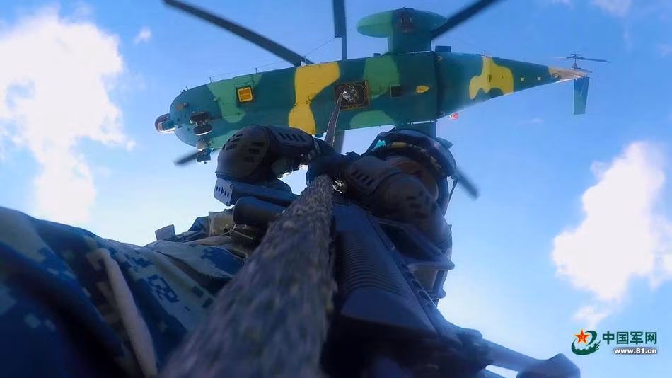 Lính Trung Quốc thoát ly máy bay bằng dây thừng và rải quân xuống khu vực định sẵn trước khi tiến vào mục tiêu. Nguồn ảnh: 81.CN.