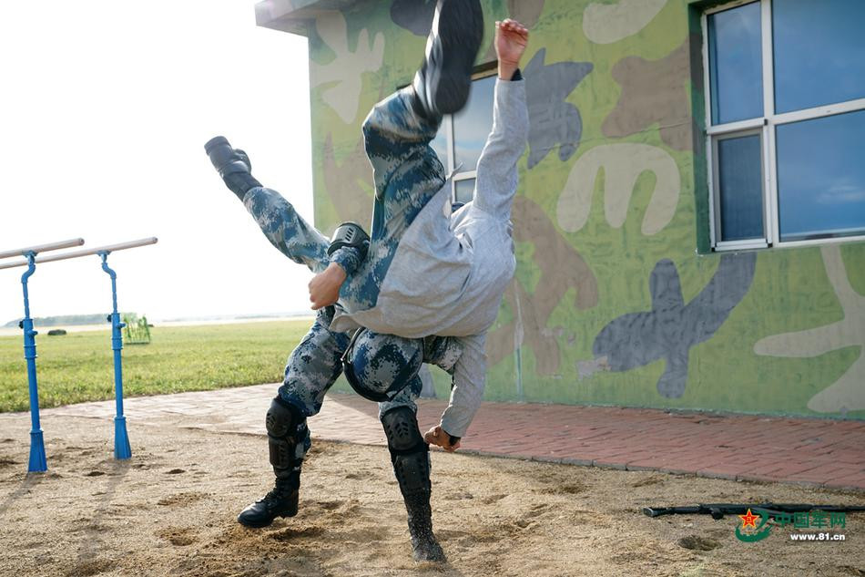 Lực lượng lính dù Trung Quốc bắt đầu tấn công vào vị trí nhóm khủng bố giam giữ con tin. Nguồn ảnh: 81.CN.