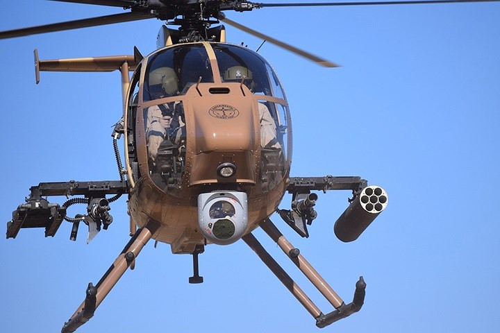 Buồng lái trực thăng AH-6 phủ lớp kính trong suốt, dễ quan sát, có đủ chỗ cho 2 phi công.