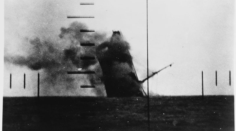 Cận cảnh một tàu hàng của Nhật Bản bị tàu ngầm của Mỹ đánh chìm thông qua kính tiềm vọng. Nguồn ảnh: BI.