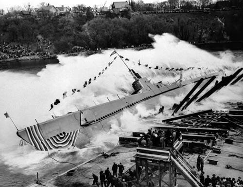 Tuy nhiên, đây cũng là lớp tàu ngầm của Mỹ bị đánh chìm nhiều nhất trong toàn bộ cuộc chiến. Tổng cộng, trên tổng số 77 chiếc tàu ngầm lớp Gato được đóng mới, có tới 20 chiếc đã vĩnh viễn nằm lại dưới đáy đại dương sau những cuộc hải chiến khốc liệt trên biển. Nguồn ảnh: Newyork.