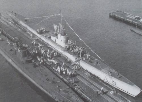 Tàu được trang bị 10 ống phóng ngư lôi cỡ 533 mm với 4 ống phóng ở phía sau và 6 ống phóng ở phía trước mũi. Tổng cộng số lượng ngư lôi mà tàu có thể mang theo tối đa lên tới 24 quả chưa kể ngư lôi dự phòng gắn ngoài tàu. Nguồn ảnh: USnavy.