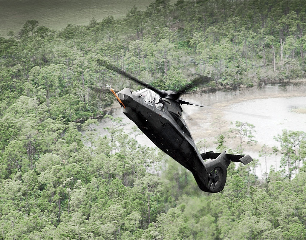 Do là phiên bản thử nghiệm nên khả năng vũ trang của RAH-66 chưa được hoàn thiện. Tuy nhiên vũ trang của RAH-66 được cho là bao gồm một khẩu pháo 20mm ba nòng xoay với cơ số đạn 500 viên. Ngoài ra trực thăng còn có khoang treo vũ khí trong bụng, chứa được tối đa 12 tên lửa không đối không AIM-92 hoặc 6 tên lửa AGM-114 đối đất. Nguồn ảnh: Scott.