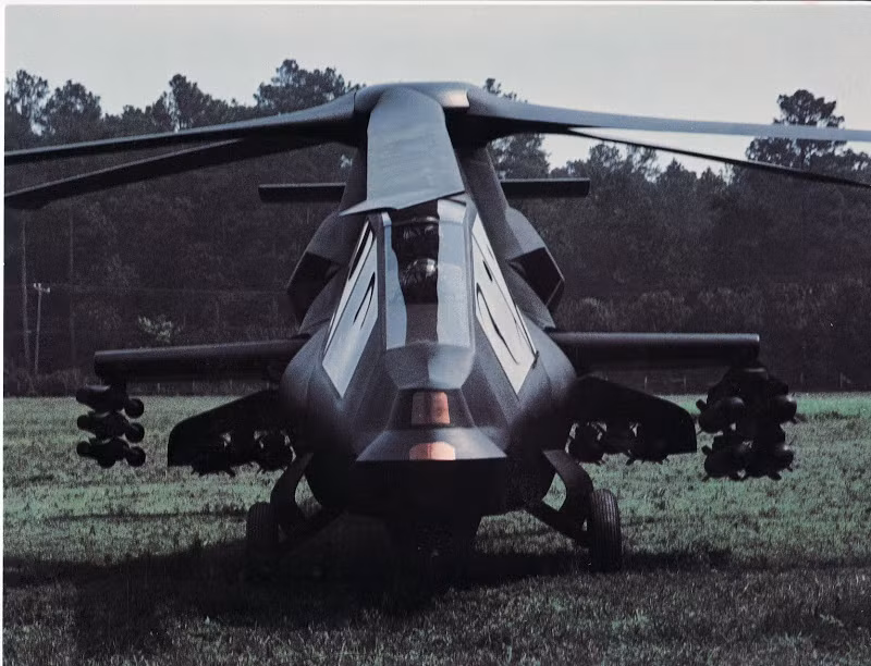 Tốc độ tối đa mà trực thăng tàng hình RAH-66 có thể đạt được chỉ là khoảng 324 km/h. Trong khi đó tốc độ hành trình của RAH-66 vào khoảng 300 km/h. Tầm hoạt động của RAH-66 là một thảm hoạ khi nó chỉ bay được... 450 km khi không sử dụng thùng nhiên liệu gắn ngoài và bán kính chiến đấu chỉ 250 km. Nguồn ảnh: Scott.