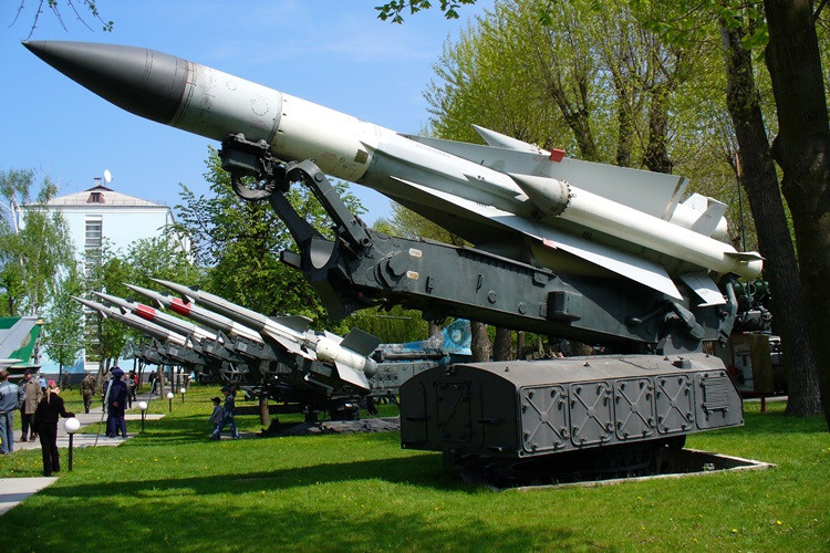 Động cơ của loại tên lửa này sử dụng nhiên liệu rắn, nghĩa là nó sẽ tăng tốc liên tục và không thể giảm tốc độ giữa hành trình. Tốc độ tối đa mà 5V28V có thể đạt được lên tới 2500 mét/giây - tương đương với 9000 km/h. Nguồn ảnh: Southfront.