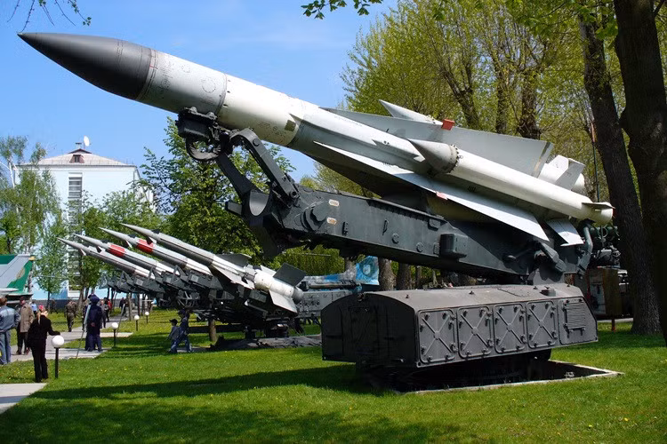 Động cơ của loại tên lửa này sử dụng nhiên liệu rắn, nghĩa là nó sẽ tăng tốc liên tục và không thể giảm tốc độ giữa hành trình. Tốc độ tối đa mà 5V28V có thể đạt được lên tới 2500 mét/giây - tương đương với 9000 km/h. Nguồn ảnh: Southfront.