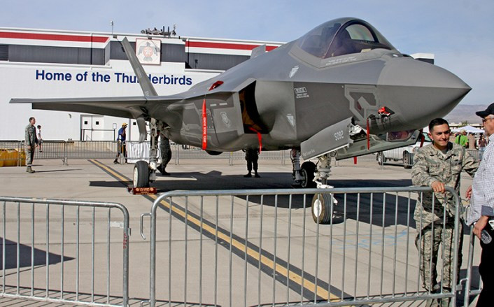 Sau khoảng một tiếng đồng hồ hỗn loạn do đám đông càng ngày càng đổ dồn sự chú ý về chiếc F-35A của Không quân Italia tại triển lãm, Quân đội Bỉ đã mở rộng rào chắn xung quanh chiếc máy bay này để tránh tình trạng hỗn loạn mất kiểm soát có thể xảy ra. Nguồn ảnh: Theaviation.