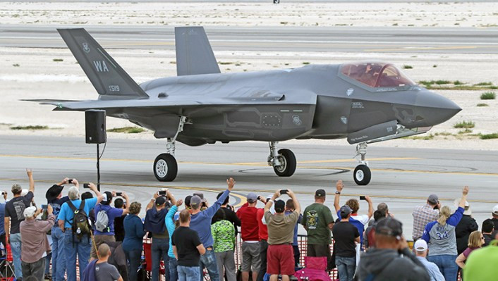 Có thể, lớp vỏ của F-35 có cấu tạo một lớp bọc ngoài dẻo như trên F-22. Điều này khiến cho lớp vỏ có thể dễ dàng bị xước và rách nếu những người hiếu kỳ tác động mạnh bằng móng tay hay thậm chí là lấy chìa khoá ra... cào thử vào lớp vỏ này. Nguồn ảnh: Theaviation.