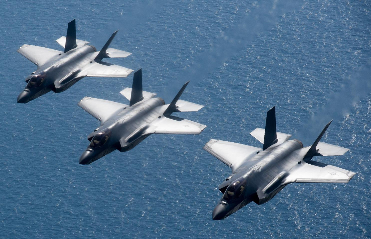 F-35A là phiên bản cất cánh thông thường được sản xuất để trang bị cho Không quân các nước trên thế giới. Đây là phiên bản nhỏ gọn nhất trong dòng chiến đấu cơ F-35 và được hy vọng có thể đạt được khả năng bay và độ cơ động như chiếc F-16 hiện tại. Nguồn ảnh: F-35.