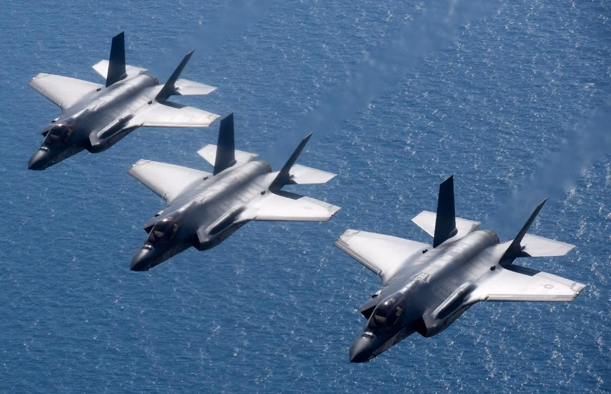 F-35A là phiên bản cất cánh thông thường được sản xuất để trang bị cho Không quân các nước trên thế giới. Đây là phiên bản nhỏ gọn nhất trong dòng chiến đấu cơ F-35 và được hy vọng có thể đạt được khả năng bay và độ cơ động như chiếc F-16 hiện tại. Nguồn ảnh: F-35.