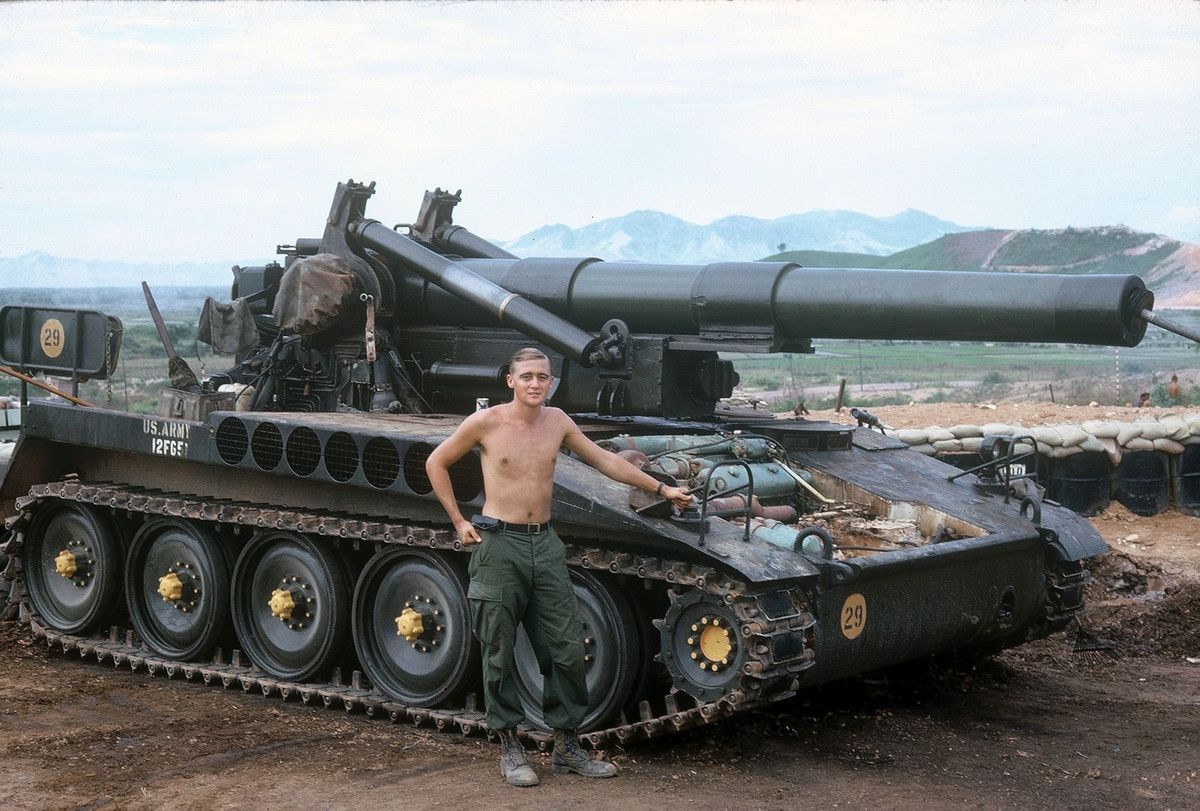 M110 203 mm cũng như "vua chiến trường" M107 175 mm sử dụng chung khung gầm cơ sở xe thiết giáp M578 nhằm tạo thuận tiện cho công tác hậu cần.