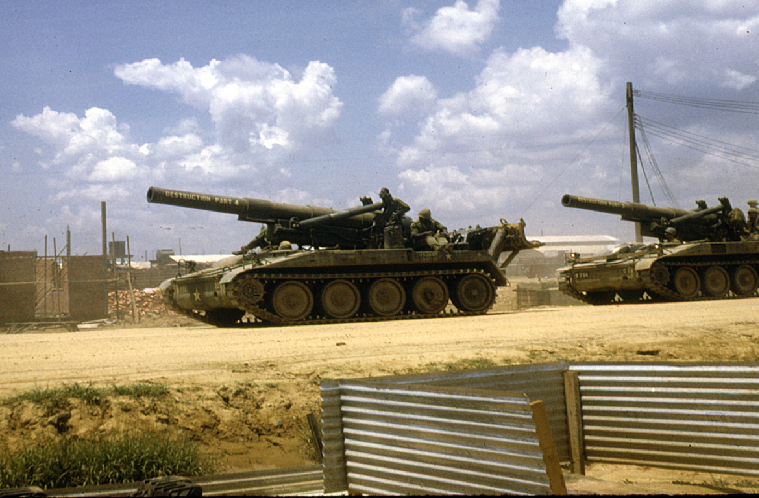 Trái tim của xe là động cơ diesel tăng áp 8V71T do General Motors chế tạo, có công suất 405 mã lực cùng hộp số tự động Allison XTG-411-2A với 4 số tiến và 2 số lùi, cho tốc độ tối đa 56 km/h, dự trữ hành trình 520 km, khả năng vượt dốc 30o, hào rộng 2,3 m.