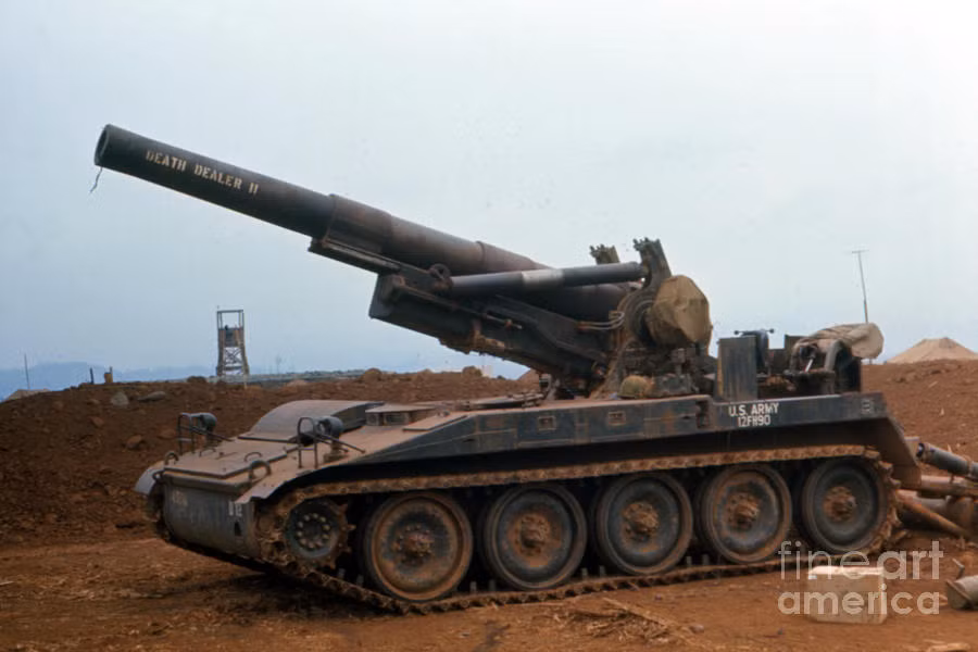 Dù có cỡ nòng lên đến 175mm, thế nhưng M107 không phải là mẫu pháo tự hành lớn nhất của Mỹ từng tham chiến ở Việt Nam mà lại là khẩu M110 với cỡ nòng lên tới 230mm.
