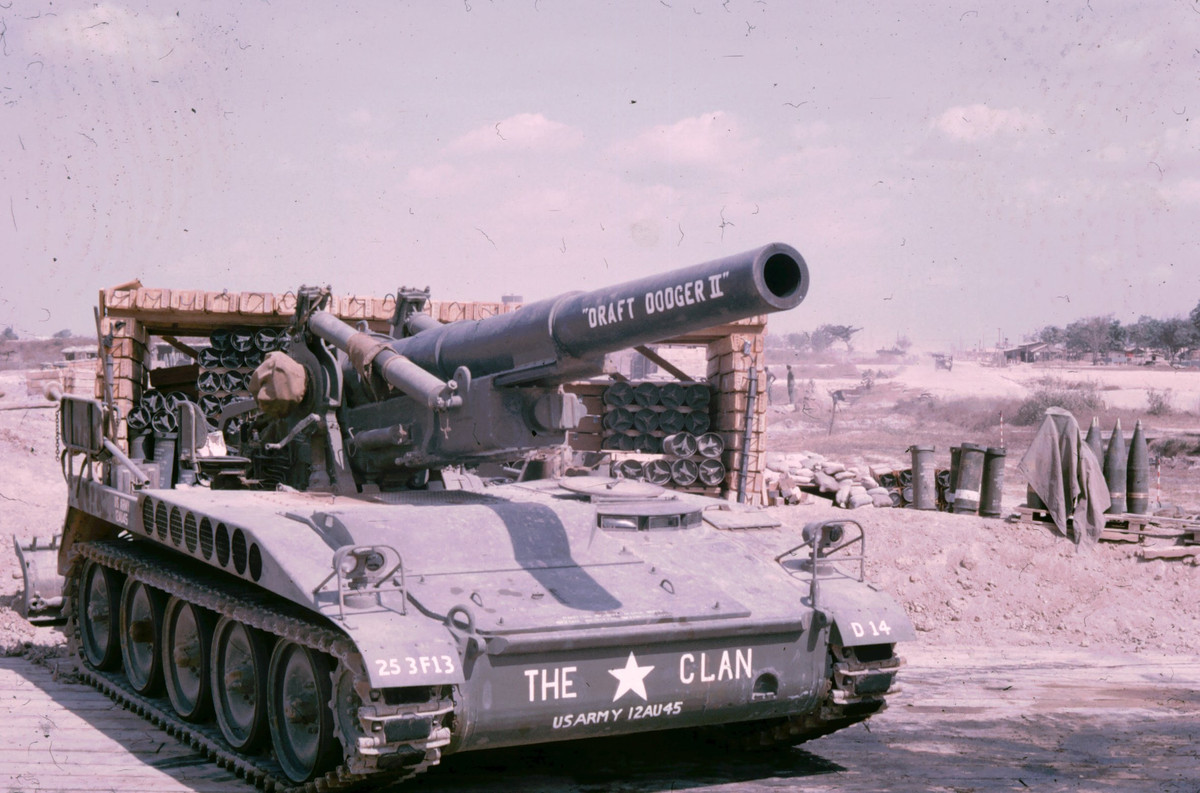 Giống như M107, vai trò của M110 trong chiến tranh Việt Nam không thực sự quá nổi bật và gần như chỉ mang tính chất biểu tượng. Thậm chí nhiều ý kiến cho rằng M107 và M110 còn không cơ động động bằng mẫu pháo kéo M114 155mm của Mỹ trong Chiến tranh Thế giới thứ 2.