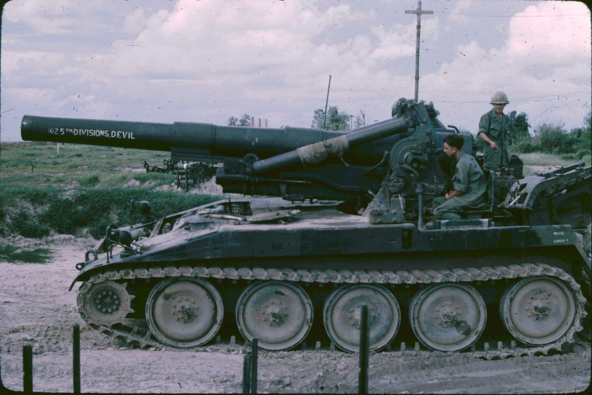 M110 có kíp chiến đấu tiêu chuẩn lên tới 13 người, trong đó 5 trên xe (gồm lái xe, 2 pháo thủ, 2 nạp đạn) và 8 lính hỗ trợ đi kèm, di chuyển bằng xe chở đạn M548.