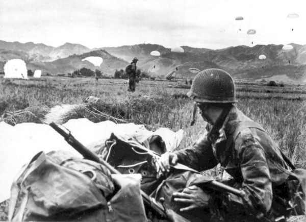 Mặc dù những lực lượng được Pháp tung vào Điện Biên Phủ phần lớn là lính có kinh nghiệm tác chiến trong Chiến tranh Thế giới thứ hai, không ít trong số đó là lính đánh thuê tới từ Đức - vốn dày dặn kinh nghiệm trận mạc nhưng cuối cùng, tất cả đều thất bại dưới tay lực lượng Việt Minh non trẻ. Nguồn ảnh: Goodread.