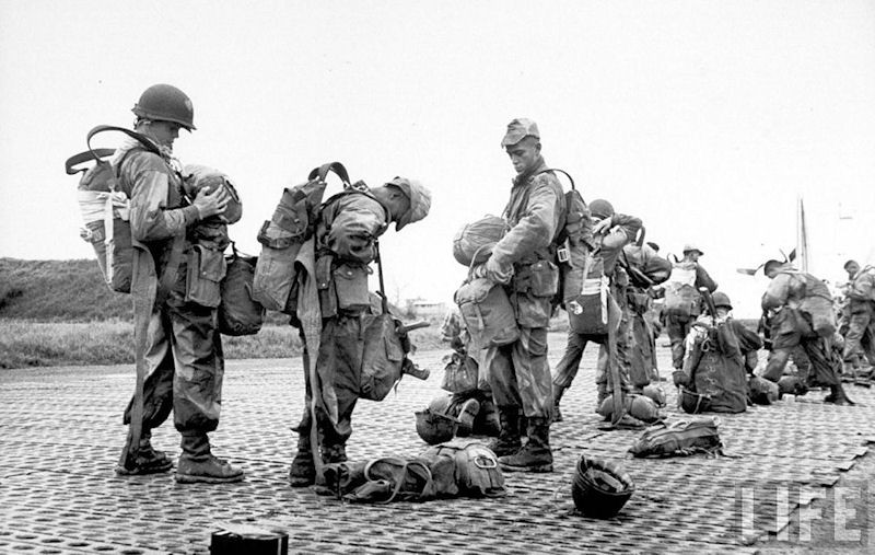 Quân đội Pháp ở sân bay Gia Lâm chuẩn bị lên máy bay để không vận tới Điện Biên Phủ. Nguồn ảnh: Life.