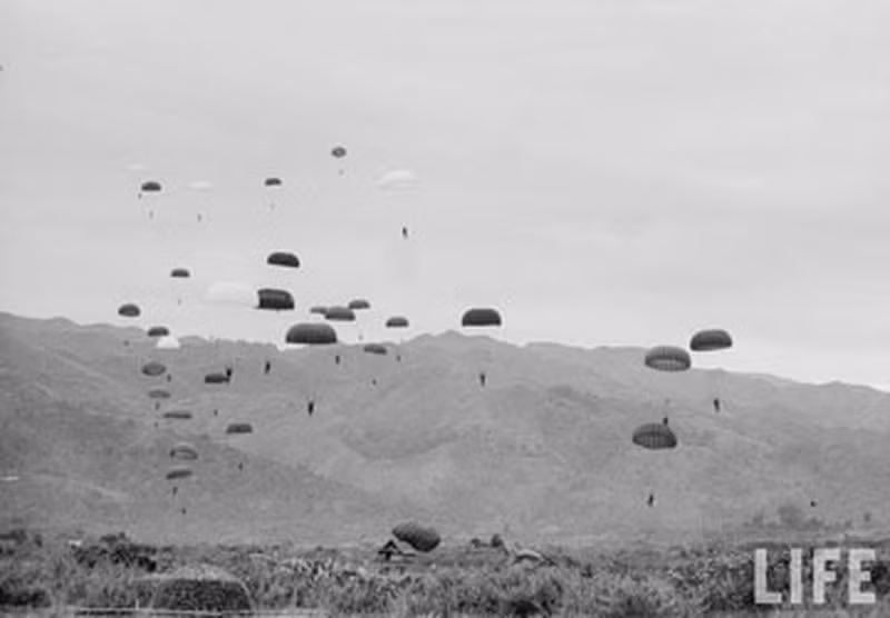 Vậy nên, hoàn toàn không nói quá khi khẳng định rằng, chiến thắng Điện Biên Phủ không chỉ giúp dân tộc Việt Nam kết thúc 9 năm kháng chiến chống Pháp mà còn gián tiếp giải phóng cho toàn bộ dân tộc bị đô hộ trên toàn thế giới. Nguồn ảnh: Life.