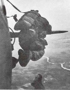 Lính Pháp nhảy dù xuống cứ điểm Điện biên Phủ, có thể thấy ở phía xa dưới mặt đất là con sông Nậm Rốn. Nguồn ảnh: Goodread.