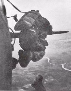 Lính Pháp nhảy dù xuống cứ điểm Điện biên Phủ, có thể thấy ở phía xa dưới mặt đất là con sông Nậm Rốn. Nguồn ảnh: Goodread.