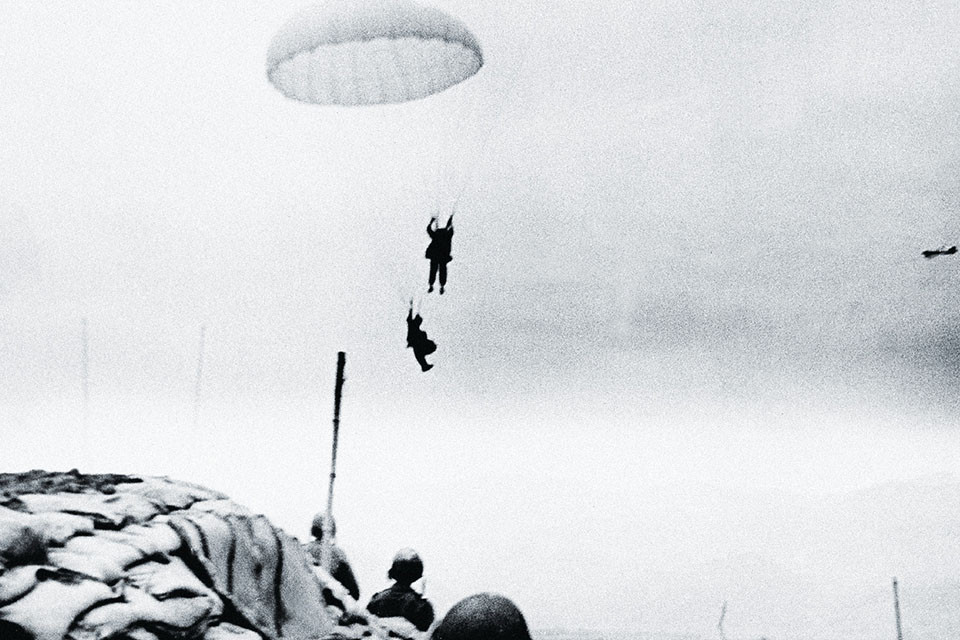 Khác với ở Na Sầm, dù Điện Biên Phủ là một căn cứ được xây dựng rất công phu, tuy nhiên đó chỉ là những gì mà tướng tĩnh Pháp nghĩ. Nguồn ảnh: Goodread.