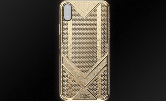 Với phiên bản Gold, máy được ướm một lớp vỏ mạ vàng, còn phiên bản Maximum Fine Gold được làm bằng một tấm vàng nặng 150g. Tất cả các phiên bản iPhone XS Max đặc biệt này đều có logo Caviar ở phần mặt lưng.