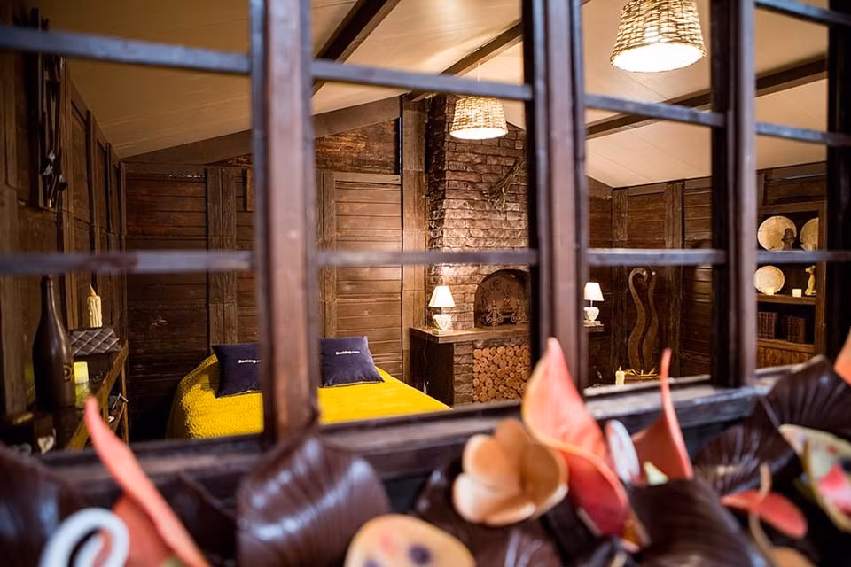 Bức ảnh chụp lại phòng ngủ chocolate của căn nhà, nội thất và thiết kế bởi Jean-Luc Decluzeau, một nghệ nhân điêu khắc chocolate chuyên nghiệp.