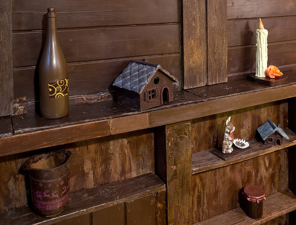 Những vật dụng trang trí trong căn nhà được Decluzeau tạo nên một cách hết sức tự nhiên, du khách tới đây nghỉ đều có thể ăn chúng.