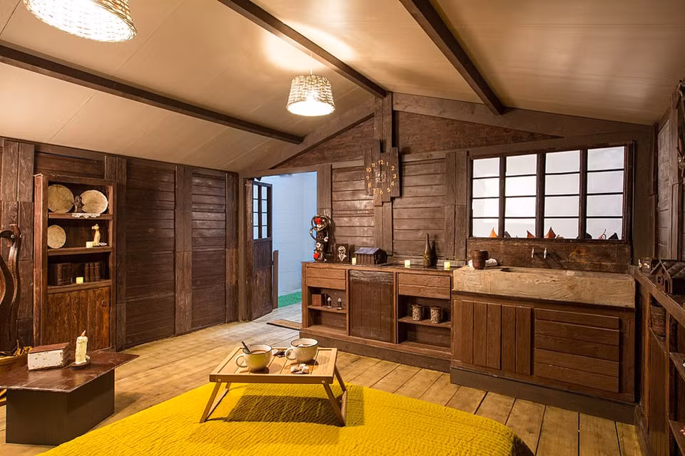 Căn nhà rộng 18 m2 và có thể chứa cùng lúc 4 khách. Mọi thứ trong căn nhà từ tường, mái nhà, lò sưởi, tủ quần áo, giá sách... đều được làm từ chocolate ăn được, thậm chí có cả đèn chùm chocolate.