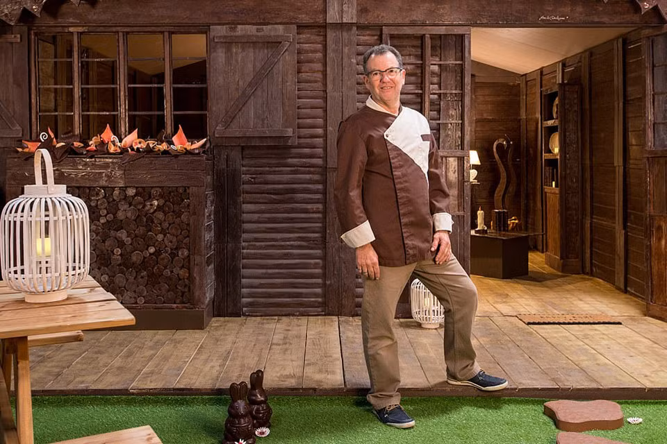 Bức ảnh chụp lại nhà điêu khắc Jean-Luc Decluzeau khi đứng bên ngoài căn nhà, cũng chính là tác phẩm do ông tạo nên.