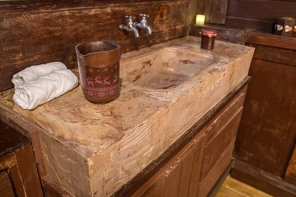 Phòng tắm trong căn nhà được làm bằng chocolate trắng, giúp bạn có thể thoải mái sử dụng mà không sợ bị tan chảy.