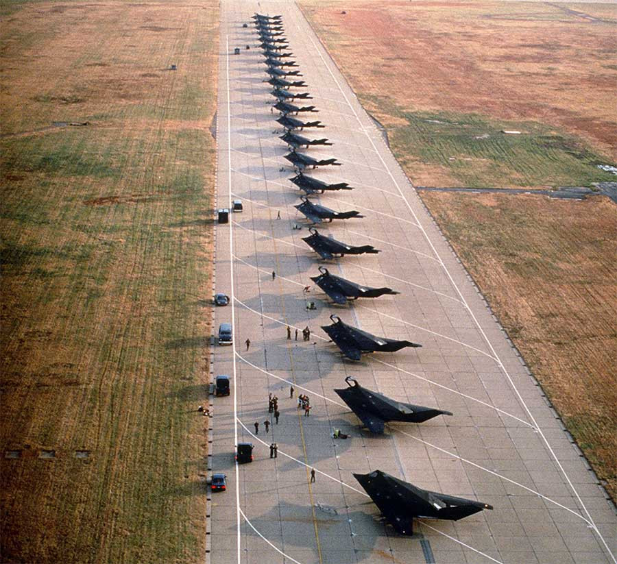 Tổng cộng từng có 64 chiếc chiến đấu cơ F-117 từng được sản xuất và phục vụ trong Không quân mỹ trong 27 năm. F-117 chính thức nghỉ hưu từ năm 2008 nhưng vẫn nằm trong kho chứa của Không quân Mỹ, tuy nhiên hết năm 2018 này, dự kiến toàn bộ F-117 sẽ bị phá huỷ. Nguồn ảnh: Boldme.