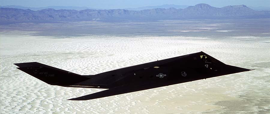 Để có thể giữ được chiếc F-117 bay thăng bằng, hệ thống kiểm soát bay của nó phải hoạt động nặng hơn gấp 4 lần so với các máy bay thông thường do nó có thiết kế quá độc đáo và phần mềm của hệ thống kiếm soát bay thời đó không được tối ưu hoá hoàn toàn. Nguồn ảnh: Boldme.