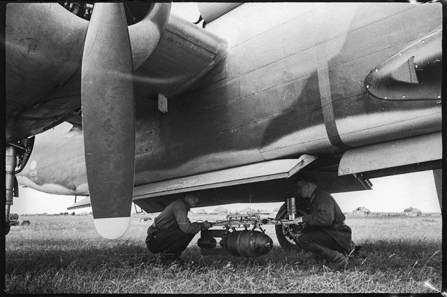 Những sĩ quan Liên Xô đang đưa bom lên khoang chứa của một chiếc máy bay ném bom Mỹ. Trong suốt Chiến tranh Thế giới thứ hai, Mỹ đã sản xuất và viện trợ cho Liên Xô rất nhiều khí tài quân sự hạng nặng qua chương trình Lend-Lease (Cho vay-cho mượn). Nguồn ảnh: EngRus.