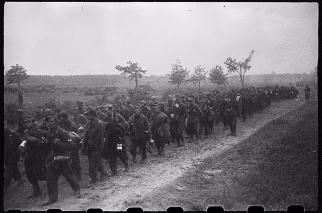 Tù binh Đức bị Liên Xô bắt giữ năm 1944 - vào năm này, Quân Đức đã cầm chắc phần thua trong tay. Nguồn ảnh: EngRus.