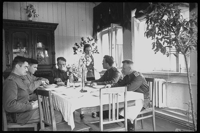 Những sĩ quan Liên Xô luôn giữ được phong thái đậm chất quý tộc của mình ngay cả khi họ đóng quân trên chiến trường. Nguồn ảnh: EngRus.