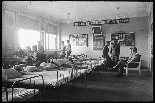 Bên trong một trường học được trưng dụng thành phòng ngủ của sĩ quan chỉ huy Hồng quân. Nguồn ảnh: EngRus.