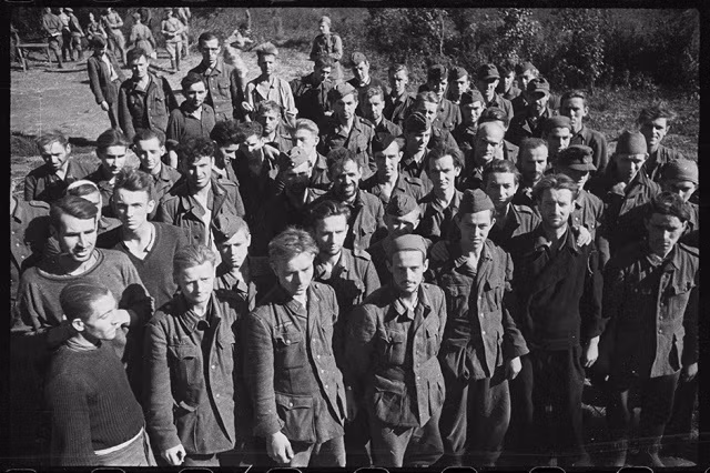 Những tù binh Đức đầu tiên bị Hồng quân Liên Xô bắt giữ tại mặt trận Ukraine. Những tù binh này đều thuộc cánh quân phía nam - có nhiệm vụ đánh chiếm vùng dầu mỏ của Liên Xô nhưng thất bại. Nguồn ảnh: EngRus.