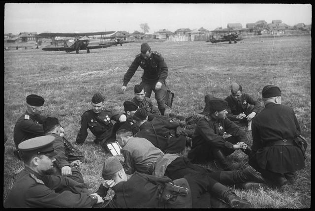 Lính Liên Xô trong một lực lượng Không quân, có vẻ như là Không quân Vận tải. Nguồn ảnh: EngRus.