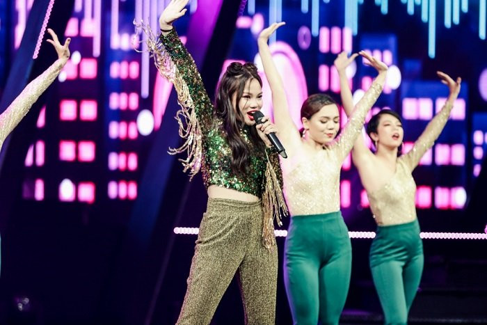 Sau ồn ào đá xéo, Hương Tràm công khai hát ca khúc của Chi Pu - Hình 3 Sau on ao da xeo, Huong Tram cong khai hat ca khuc cua Chi Pu-Hinh-3