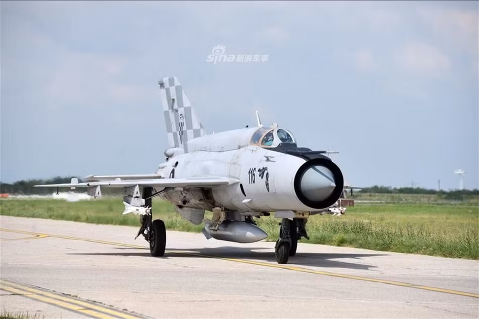 MiG-21 có mặt trong biên chế của gần như tất cả các lực lượng Không quân thuộc khối XHCN trước đây, bao gồm cả Không quân Nhân dân Việt Nam. Tới nay, vẫn còn rất nhiều quốc gia tiếp tục sử dụng loại chiến đấu cơ này do ưu điểm chi phí vận hành rẻ và bền bỉ của chúng. Nguồn ảnh: Sina.