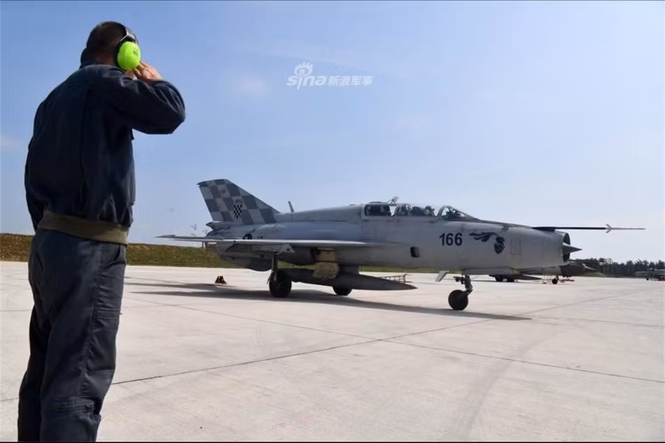 Croatia đã lựa chọn F-16 phiên bản F-16C/D của Mỹ để thay thế cho " quan tài bay MiG-21" trong tương lai. Hiện tại Croatia đã đặt 12 chiếc F-16 hàng qua sử dụng từ Israel và dự kiến sẽ sớm được bàn giao trong tương lai. Nguồn ảnh: Sina.